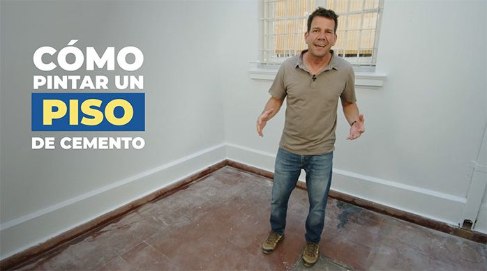 un hombre en un patio techado con piso de cemento