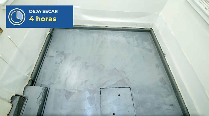 piso de cemento recién pintado secando por 4 horas