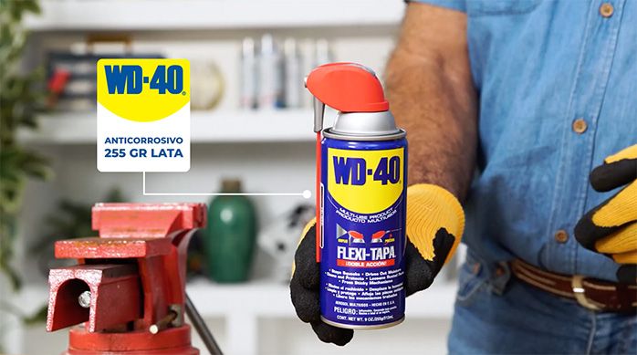 un hombre sostiene wd-40 flexitapa