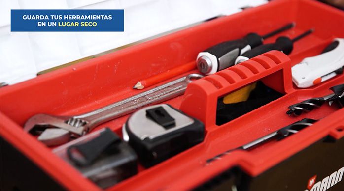 una caja de herramientas roja con herramientas dentro