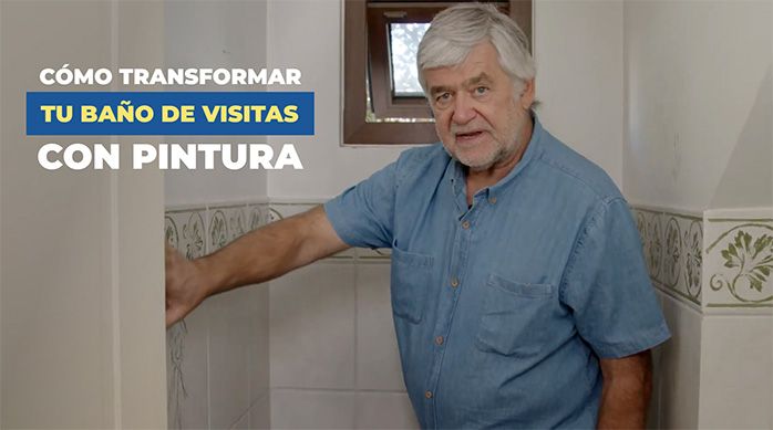 un hombre en un baño de visitas