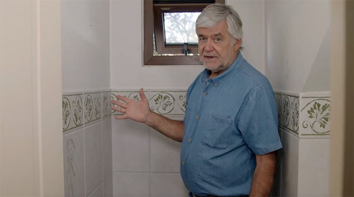 un hombre en un baño de visitas