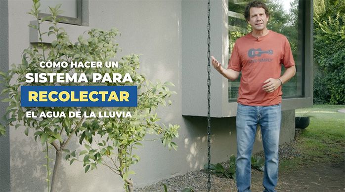un hombre al lado de una casa