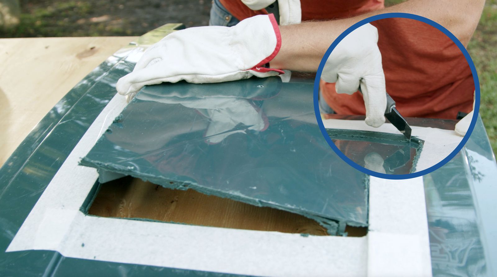 una persona con guantes de trabajo termina de cortar la tapa del basurero de 240 litros con un cuchillo cartonero