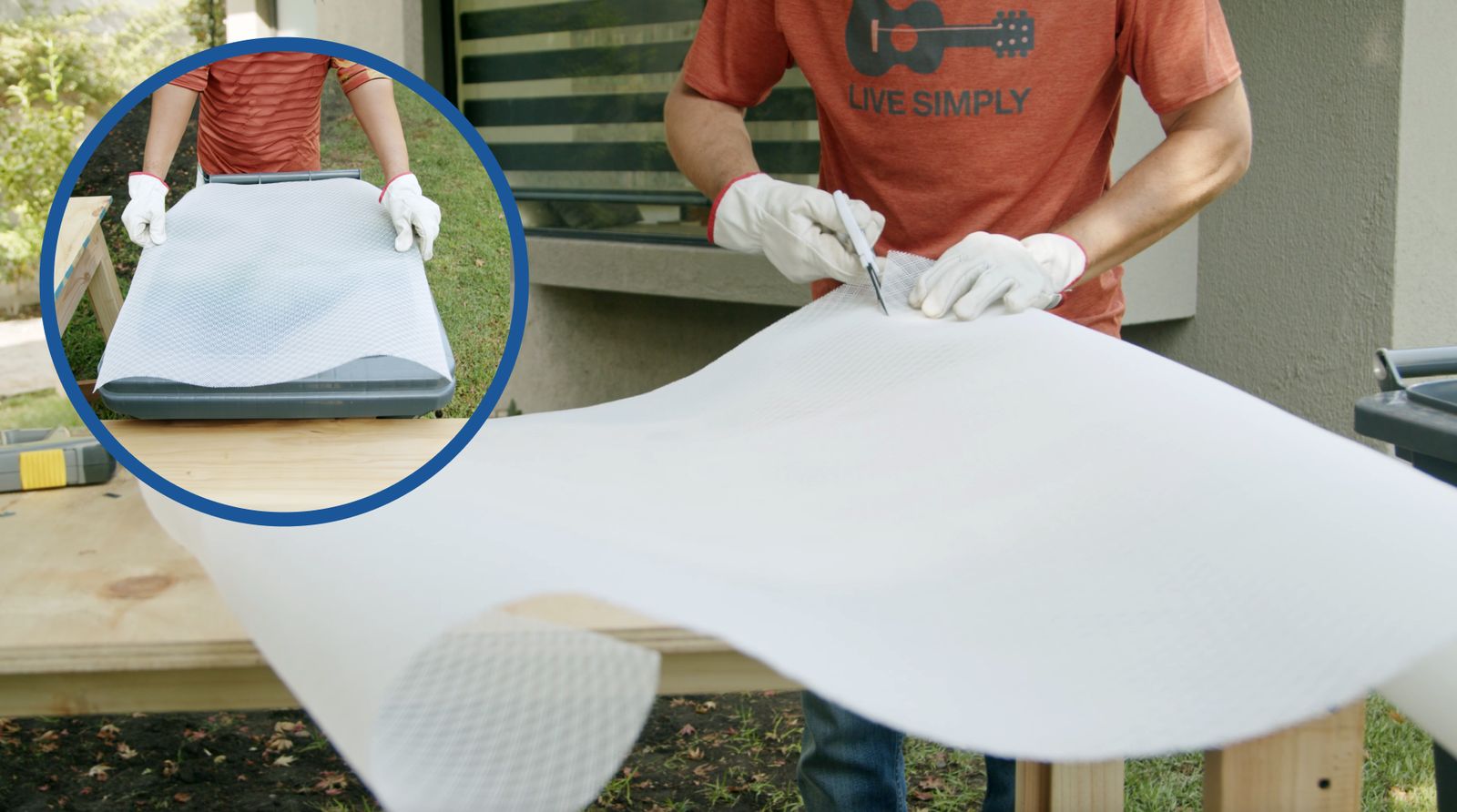 un hombre corta una malla mosquitera y la presenta sobre el basurero