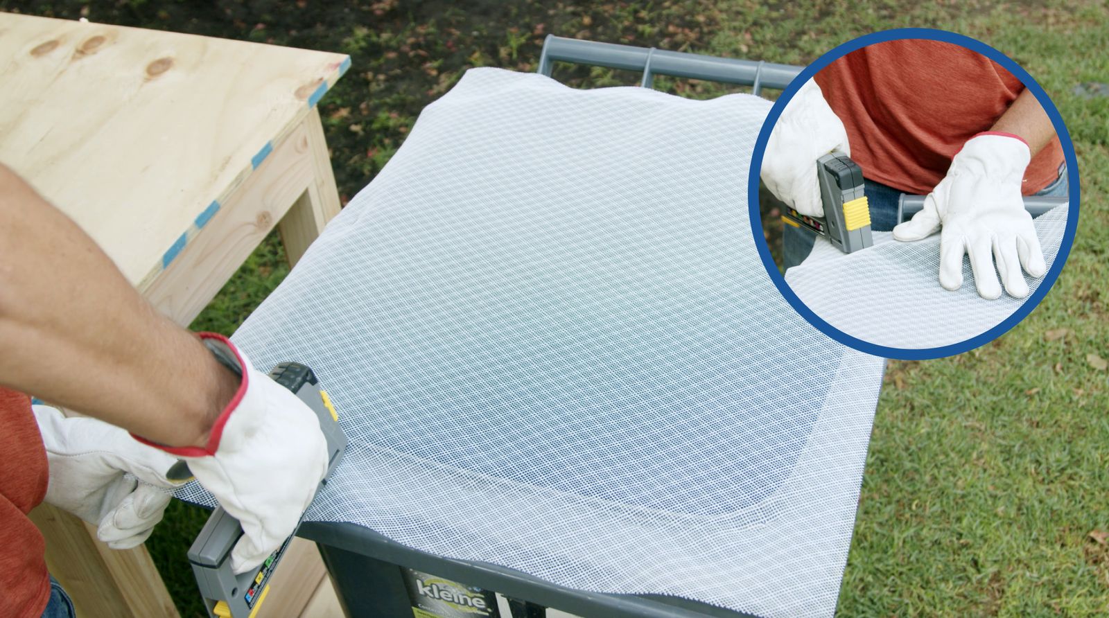 una persona engrapa la malla mosquitera por todo el borde del basurero