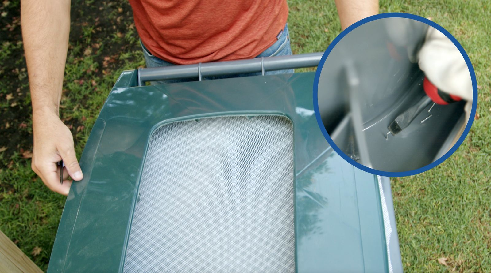 un hombre pone la tapa del basurero sobre la malla mosquitera