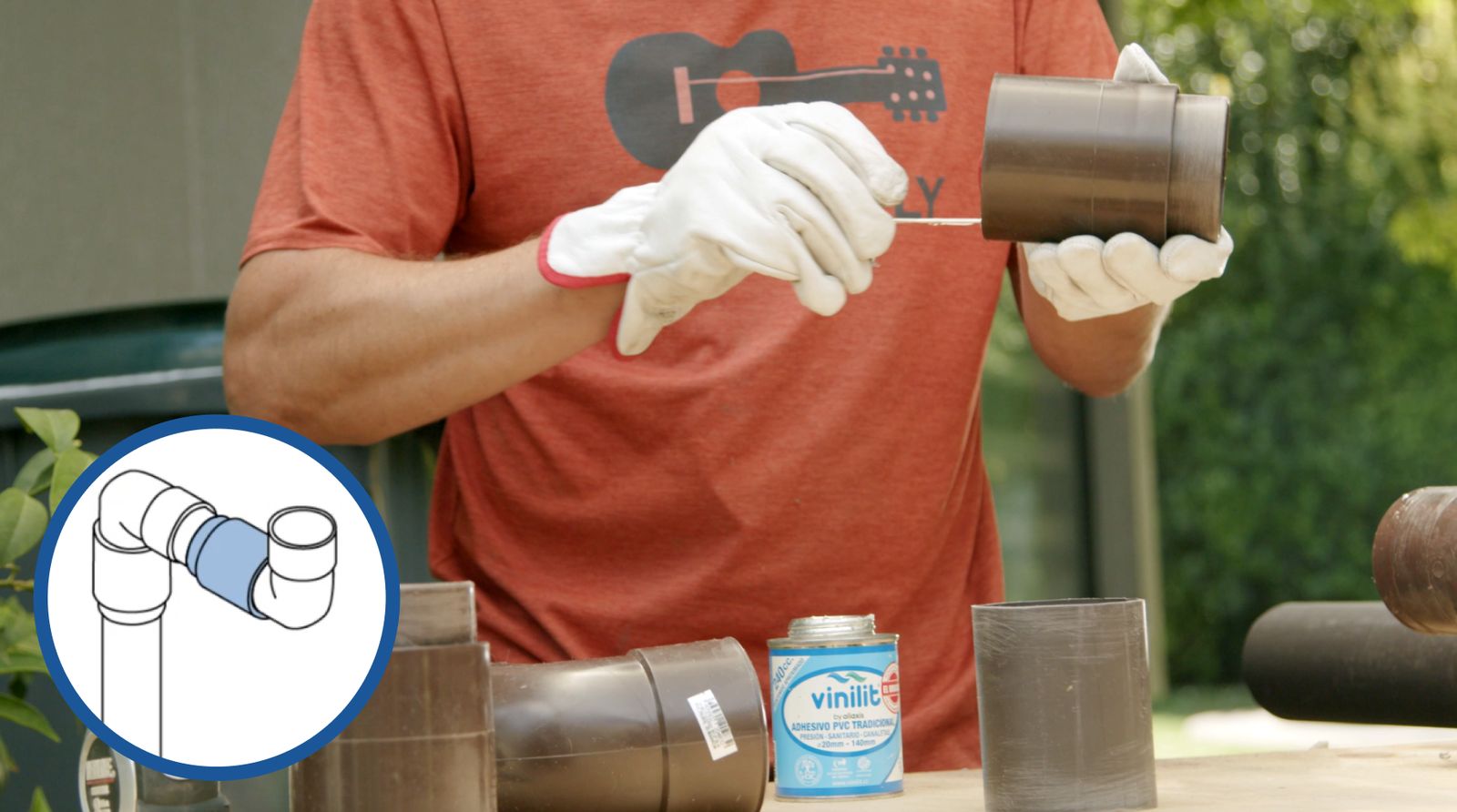 un hombre aplica adhesivo para pvc vinilit en una copla