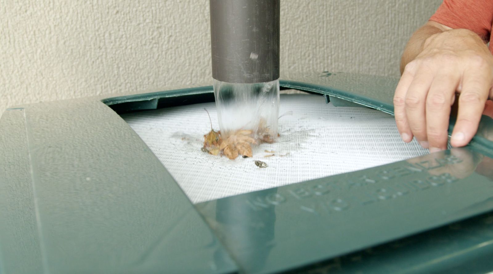 se ve la bajada de agua y el recolector de aguas lluvias recogiendo el agua, filtrando la suciedad con la malla mosquitera