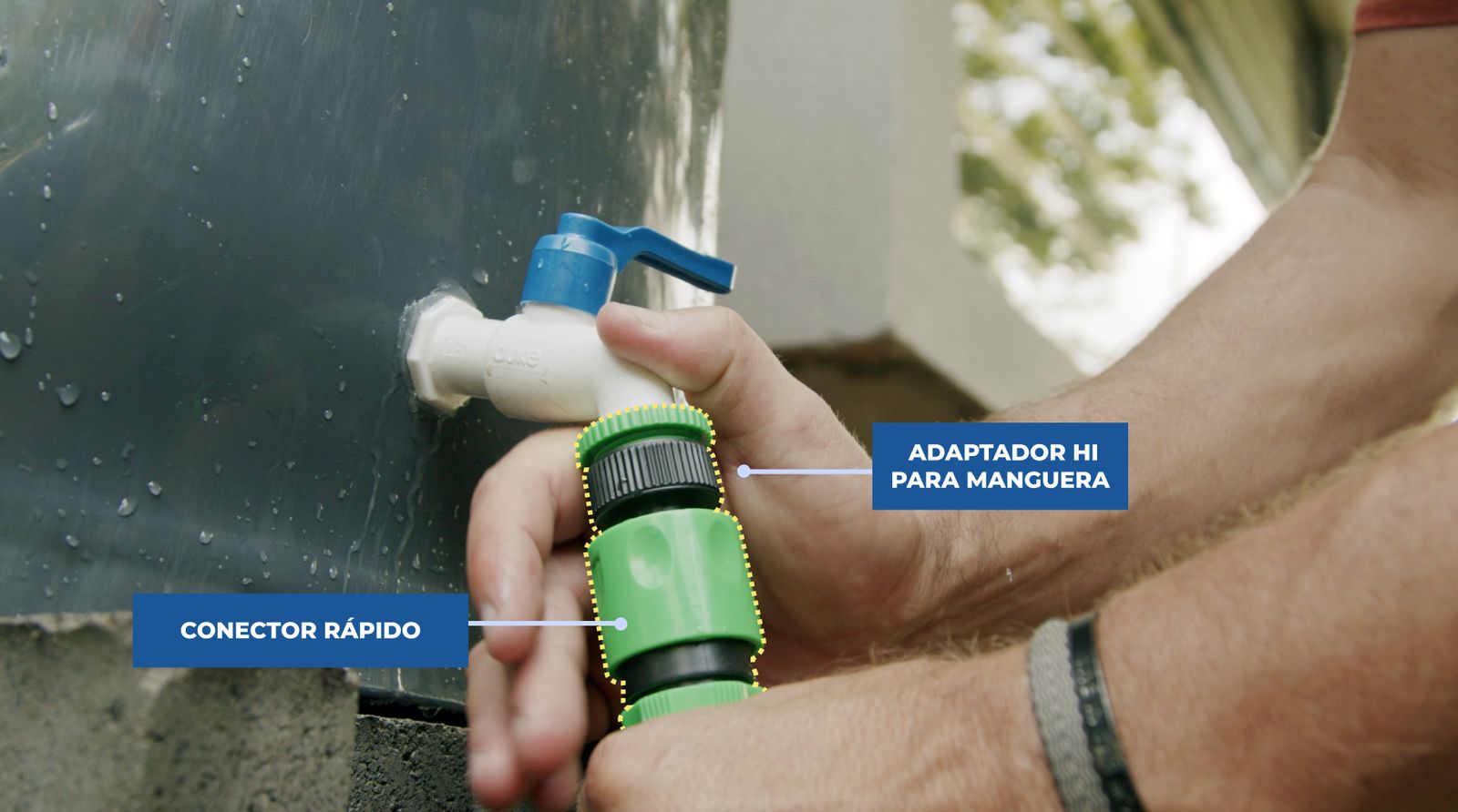 recolector de aguas lluvias con una llave de jardín, un adaptador hi para manguera y un conector rápido para usar una manguera