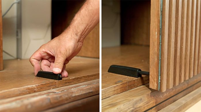 un hombre instala la bisagra push open en la puerta