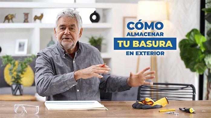 un hombre sentado en una mesa con elementos de seguridad, cuaderno y lápiz