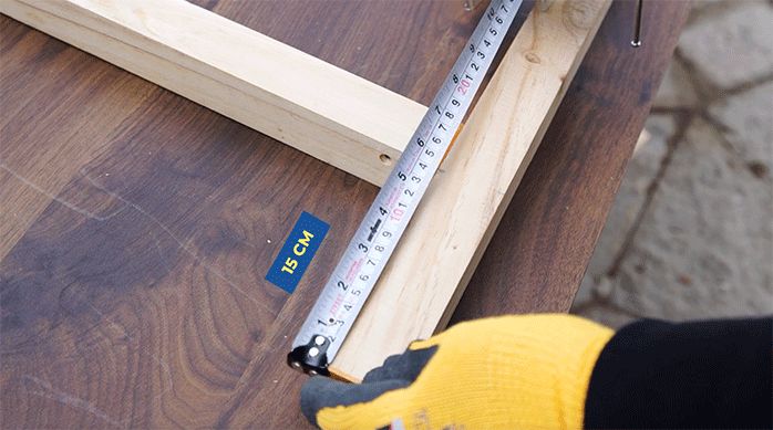 un hombre mide 15 cm desde la base de la estructura