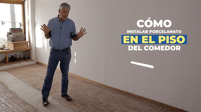 un hombre en un comedor