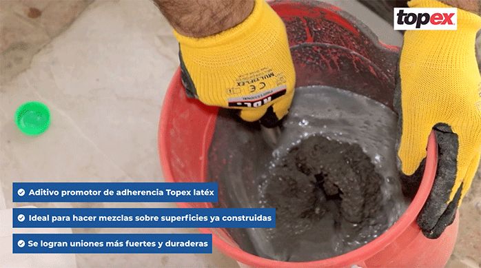 una persona mezcla el aditivo promotor de adherencia topex con mortero