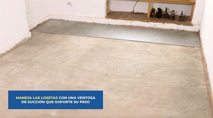 el piso de un comedor con 2 losetas de porcelanato para piso puestas al fondo