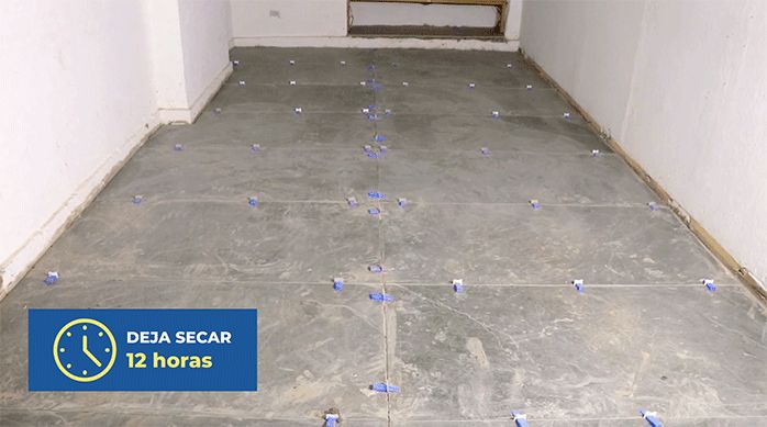 un comedor con porcelanato para piso recién instalado