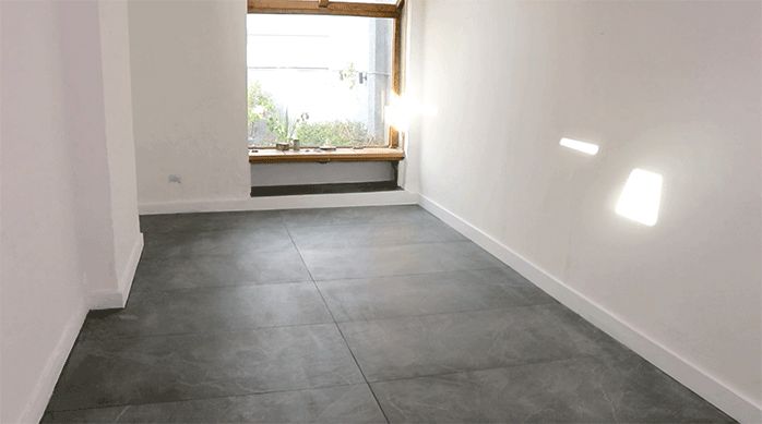 porcelanato para piso recién instalado en el piso de un comedor