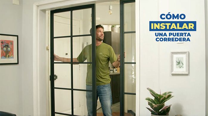 un hombre desliza una puerta corredera interior