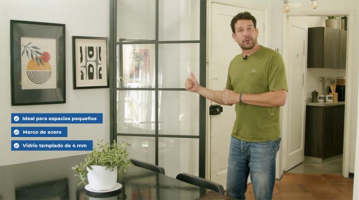un hombre va a enseñar a cómo instalar una puerta corredera
