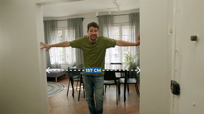 un hombre en el vano de la puerta en que se instalará una puerta corredera interior
