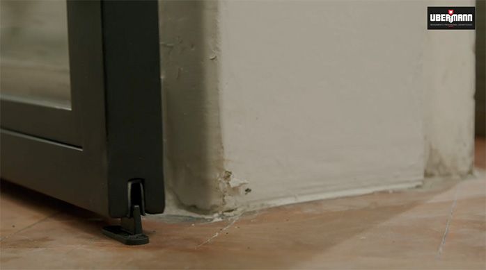 una puerta corredera interior y su guía de desplazamiento