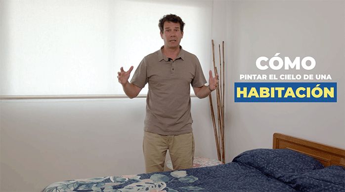 un hombre en una habitación