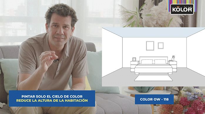 un hombre sentado explica una gráfica en donde se ve una pieza en donde sólo el cielo está pintado para reducir la altura de la habitación