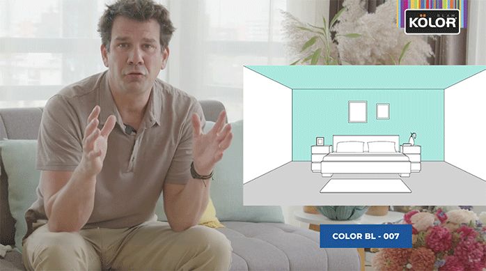 un hombre sentado explica cómo pintar una pieza para que se vea más grande, pintado el cielo y uno de los muros