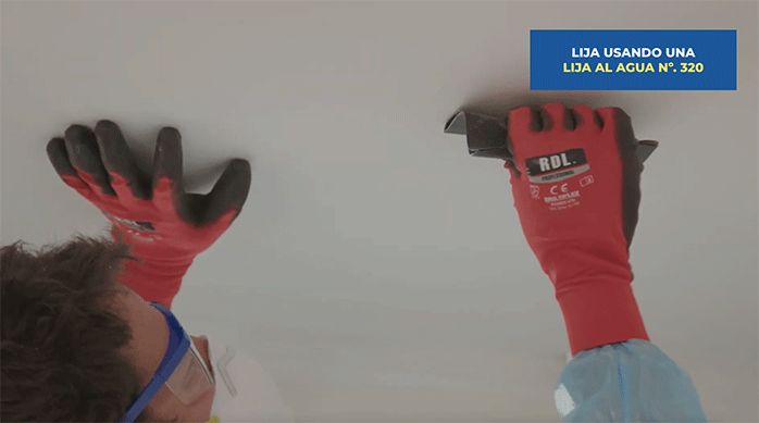 un hombre lija el cielo de la habitación