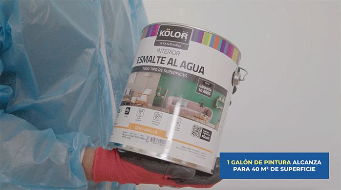 un hombre sostiene un tarro de pintura para interior esmalte al agua de la marca Kölor