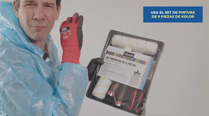un hombre sostiene el kit premium de 9 piezas Kölor para pintar.