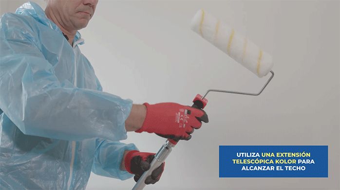 un hombre enrosca un rodillo en la extensión telescópica de la marca Kölor