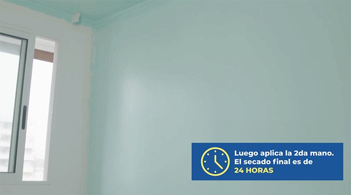 la pared recién pintada de una habitación secando por 24 horas
