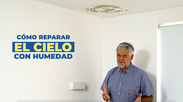 arriba de un hombre se ve un cielo raso dañado por la humedad