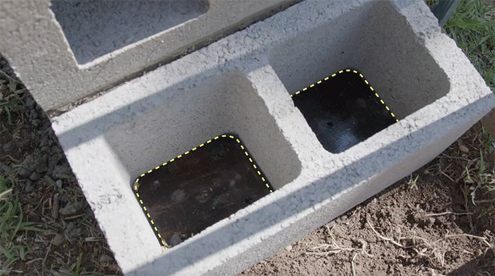 maceteros hechos de ladrillos de concreto con trozos de pino seco cepillado con imprimante asfáltico