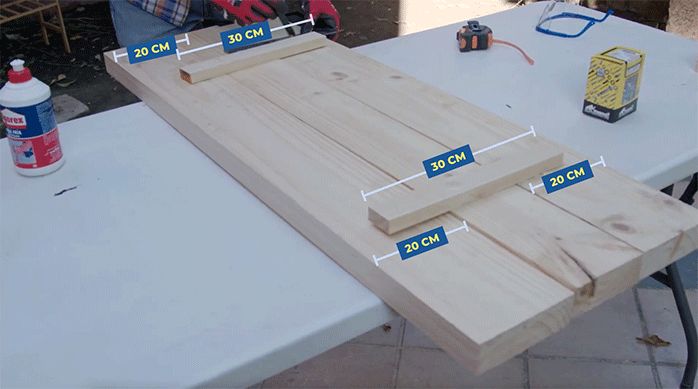 trozos de pino seco cepillado para armar una banca de madera