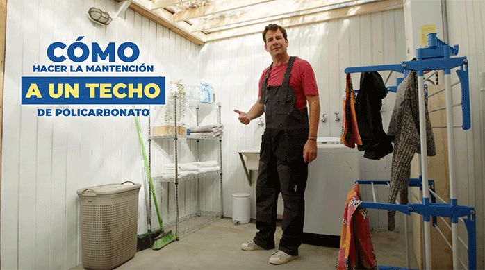 un hombre en una logia con techo de policarbonato.