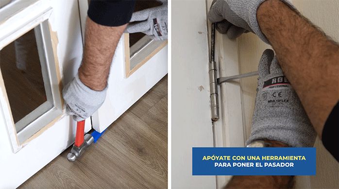 un hombre martilla una cuña niveladora por debajo de la puerta para levantarla y así poder alinear la bisagra deformada.