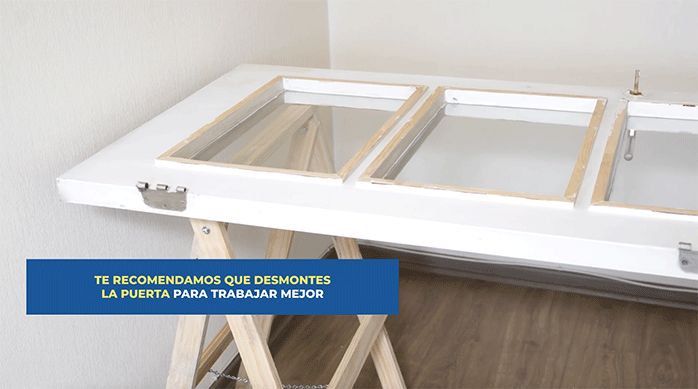una puerta desmontada sobre caballetes.