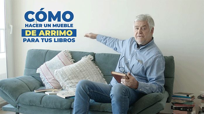 un hombre en un sofá con un libro en la mano.