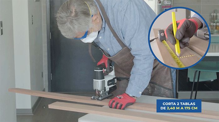 un hombre corta tablas de roble vaporizado con una sierra caladora.