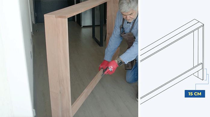 un hombre presenta el soporte del mueble de arrimo.