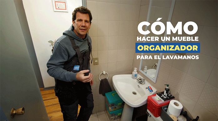 un hombre en un baño listo para enseñar cómo hacer un mueble organizador para el lavamanos.