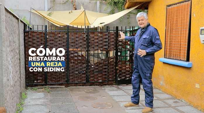 un hombre frente a una reja con el revestimiento roto.