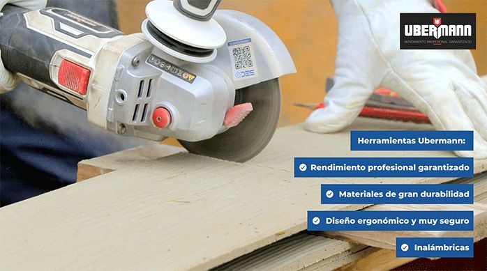 un hombre corta un trozo de siding de fibrocemento con un esmeril angular.