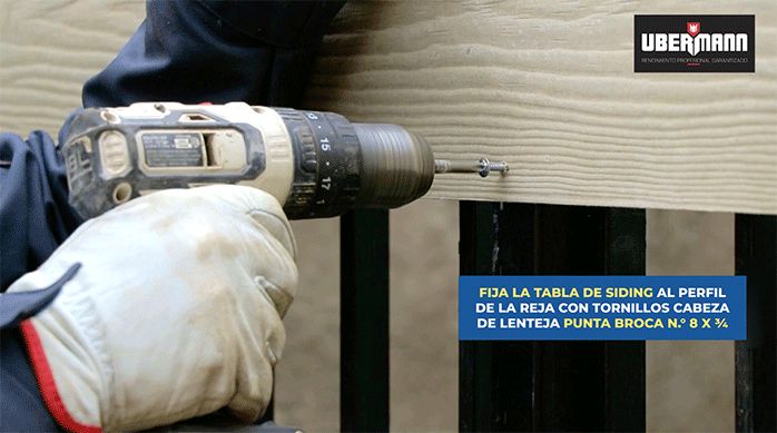 un hombre fija el siding de fibrocemento a la reja con tornillos cabeza lenteja punta broca n.° 8 x 1/4".