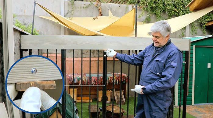 un hombre muestra la guía de separación que usó para dejar 1 cm de separación entre las tablas de siding de fibrocemento.
