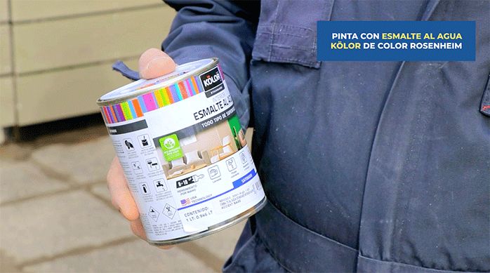 un hombre sostiene un tarro de esmalte al agua Kölor.