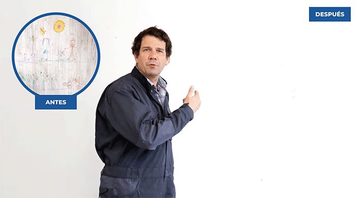un hombre muestra el antes y el después de un muro en el cual se sacó el papel mural de manera fácil y rápida.